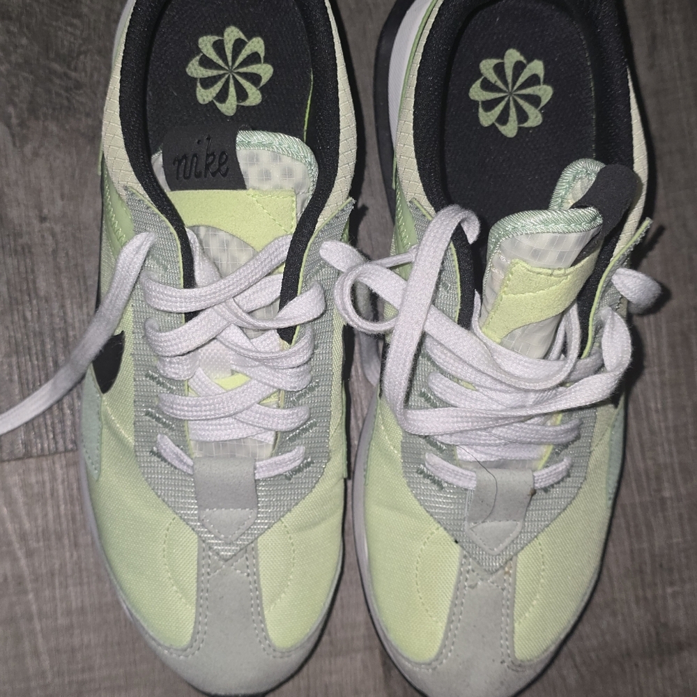 Nike Women's Pale Green and White Athletic Sneakers Size 8